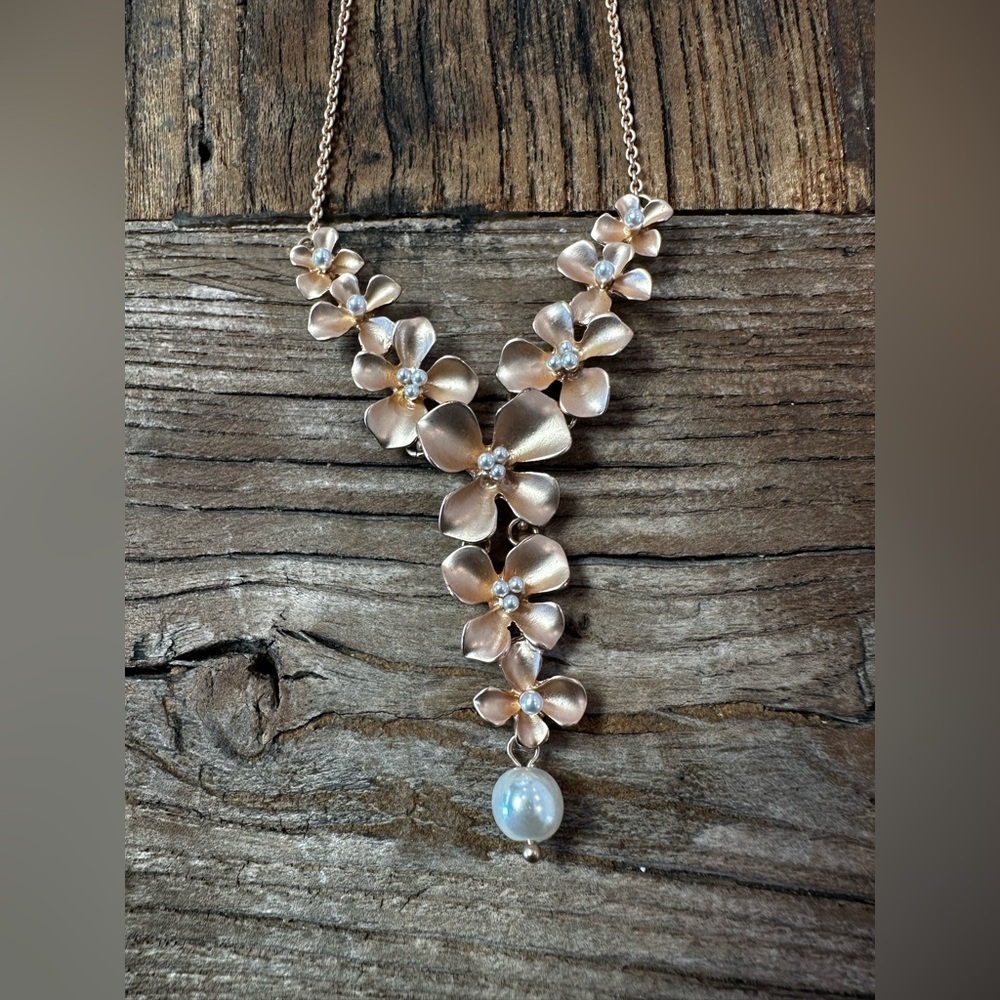 Elegant Gold Floral Necklace with pearl